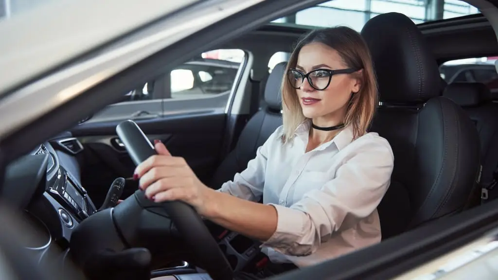 女性が車を運転してる画像