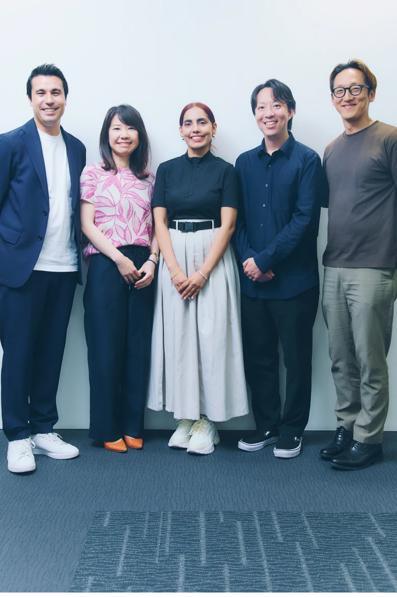 社員が並んでいる写真