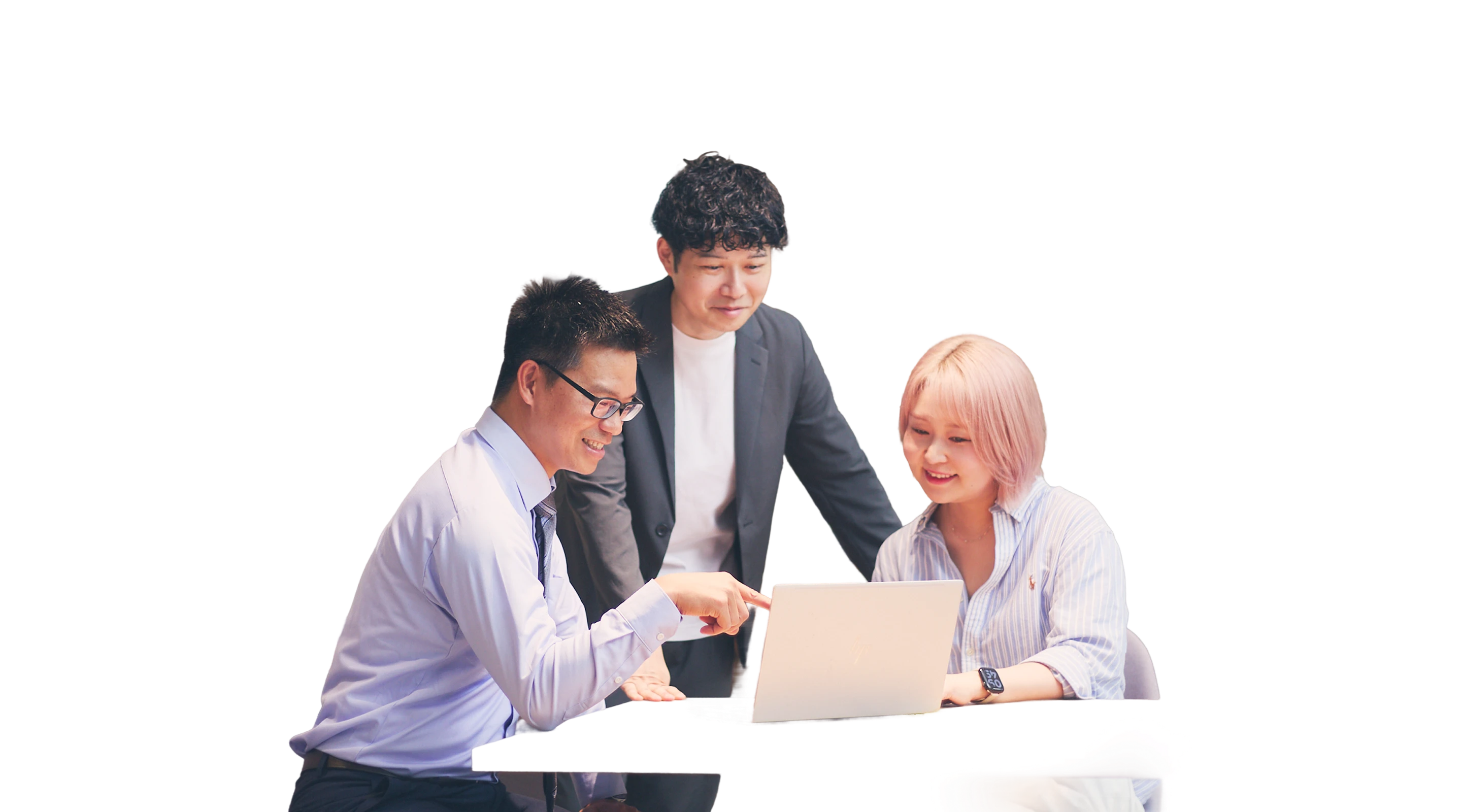 ノートPCの画面を指さしながら打ち合わせをする3人の社員