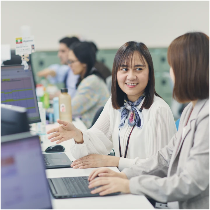 女性社員と男性社員が向かい合って話している