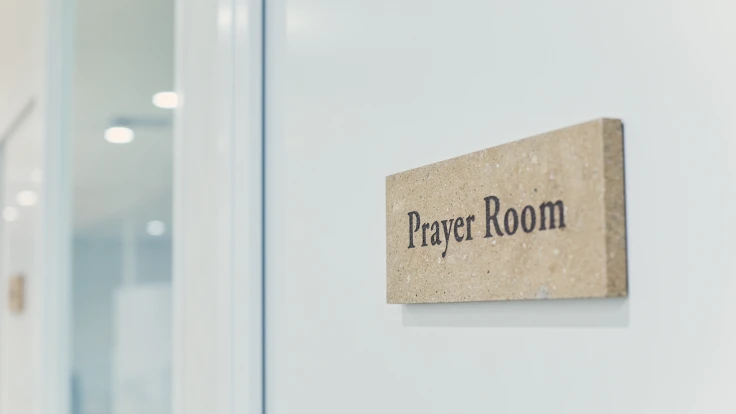 「Prayer Room」と書かれたお祈り部屋の表示プレート