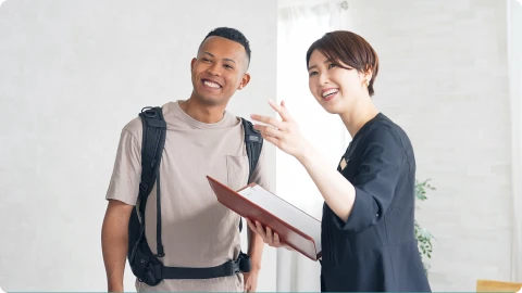 来訪者に道案内するスタッフ